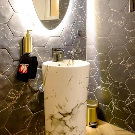 Love hotel Le Fruit Defendu 67 *