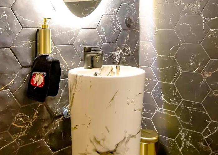 Love hotel Le Fruit Defendu 67 *